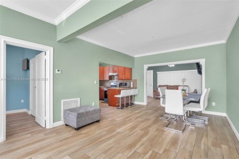 House in Miami, Florida 4 bedrooms, 163.69 sq.m. № 1482342 - photo 12