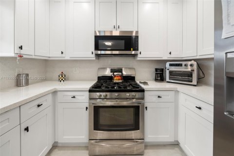 House in North Bay Village, Florida 3 bedrooms, 202.81 sq.m. № 1994780 - photo 12