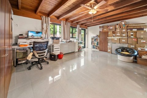 House in North Bay Village, Florida 3 bedrooms, 202.81 sq.m. № 1994780 - photo 21