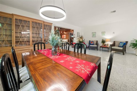 House in North Bay Village, Florida 3 bedrooms, 202.81 sq.m. № 1994780 - photo 14