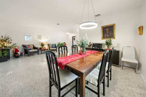 House in North Bay Village, Florida 3 bedrooms, 202.81 sq.m. № 1994780 - photo 15