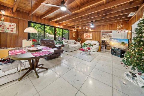 House in North Bay Village, Florida 3 bedrooms, 202.81 sq.m. № 1994780 - photo 20