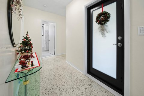 House in North Bay Village, Florida 3 bedrooms, 202.81 sq.m. № 1994780 - photo 7