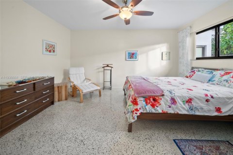 House in North Bay Village, Florida 3 bedrooms, 202.81 sq.m. № 1994780 - photo 24