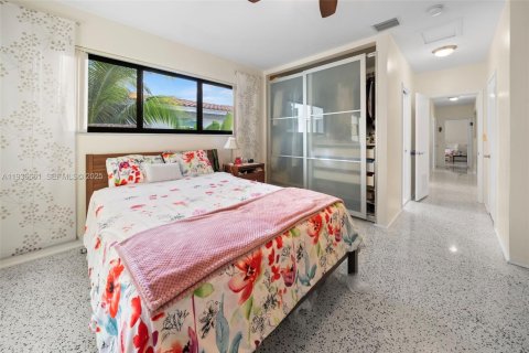 House in North Bay Village, Florida 3 bedrooms, 202.81 sq.m. № 1994780 - photo 26