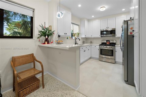 House in North Bay Village, Florida 3 bedrooms, 202.81 sq.m. № 1994780 - photo 10