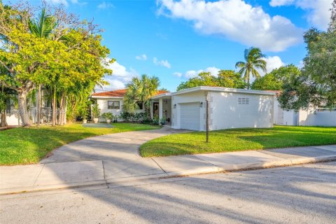 House in North Bay Village, Florida 3 bedrooms, 202.81 sq.m. № 1994780 - photo 3