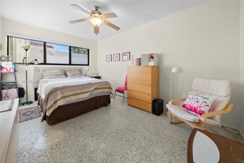 House in North Bay Village, Florida 3 bedrooms, 202.81 sq.m. № 1994780 - photo 29