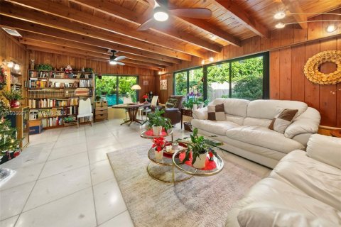 House in North Bay Village, Florida 3 bedrooms, 202.81 sq.m. № 1994780 - photo 18