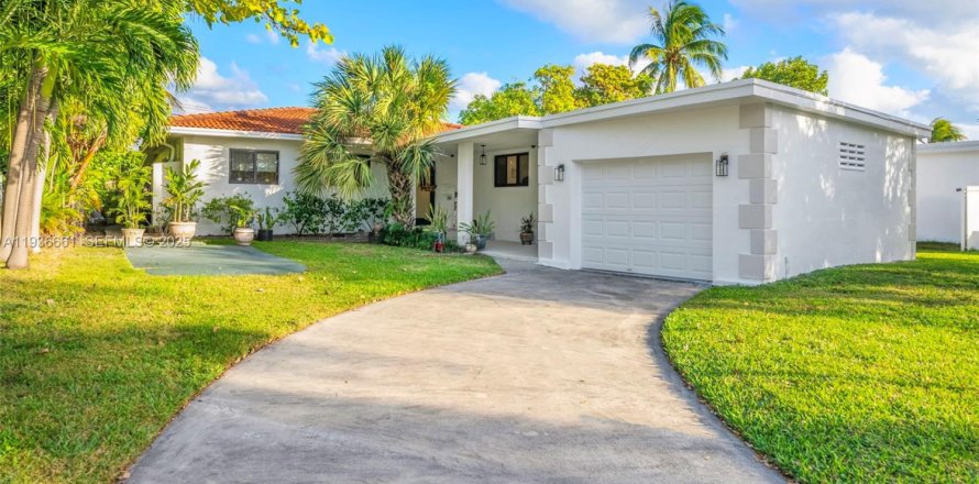 House in North Bay Village, Florida 3 bedrooms, 202.81 sq.m. № 1994780