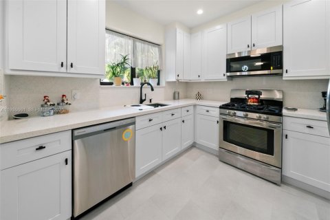 House in North Bay Village, Florida 3 bedrooms, 202.81 sq.m. № 1994780 - photo 11