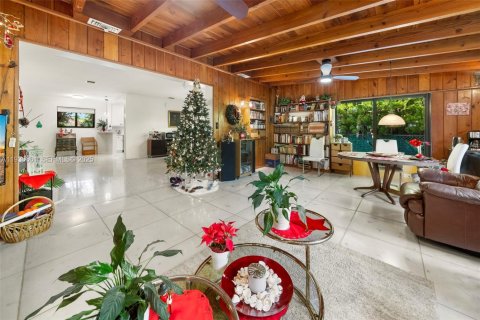 House in North Bay Village, Florida 3 bedrooms, 202.81 sq.m. № 1994780 - photo 19