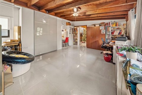 House in North Bay Village, Florida 3 bedrooms, 202.81 sq.m. № 1994780 - photo 23