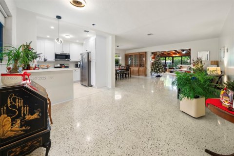 House in North Bay Village, Florida 3 bedrooms, 202.81 sq.m. № 1994780 - photo 8