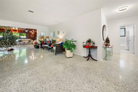 House in North Bay Village, Florida 3 bedrooms, 202.81 sq.m. № 1994780 - photo 5