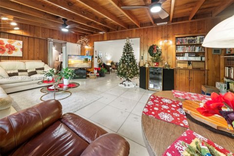 House in North Bay Village, Florida 3 bedrooms, 202.81 sq.m. № 1994780 - photo 17