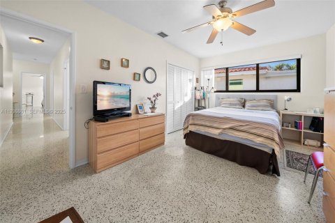 House in North Bay Village, Florida 3 bedrooms, 202.81 sq.m. № 1994780 - photo 30