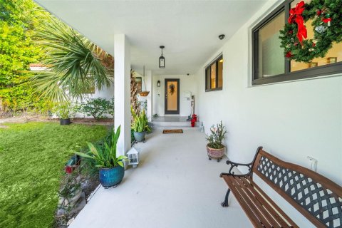 House in North Bay Village, Florida 3 bedrooms, 202.81 sq.m. № 1994780 - photo 4