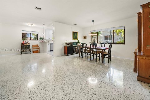 House in North Bay Village, Florida 3 bedrooms, 202.81 sq.m. № 1994780 - photo 16