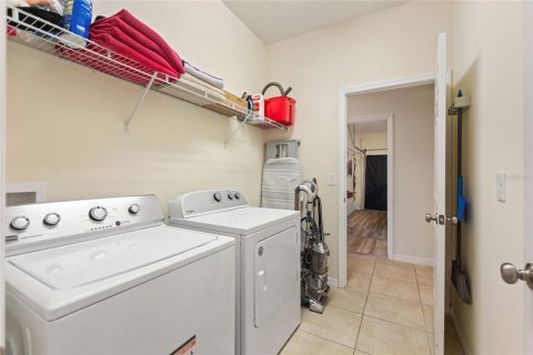 House in Davenport, Florida 4 bedrooms, 245.26 sq.m. № 2236640 - photo 6