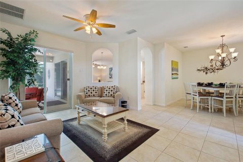 House in Davenport, Florida 4 bedrooms, 245.26 sq.m. № 2236640 - photo 5