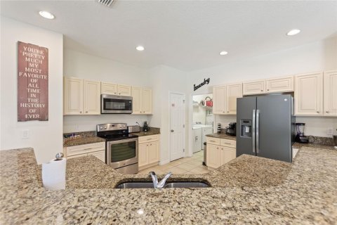House in Davenport, Florida 4 bedrooms, 245.26 sq.m. № 2236640 - photo 8