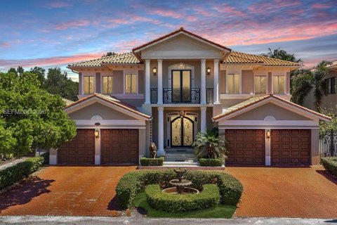 House in Cutler Bay, Florida 5 bedrooms, 438.22 sq.m. № 2244258