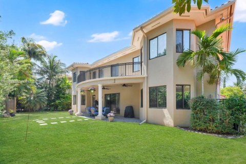House in Cutler Bay, Florida 5 bedrooms, 438.22 sq.m. № 2244258 - photo 10