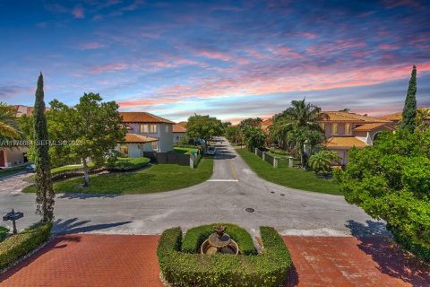 House in Cutler Bay, Florida 5 bedrooms, 438.22 sq.m. № 2244258 - photo 2