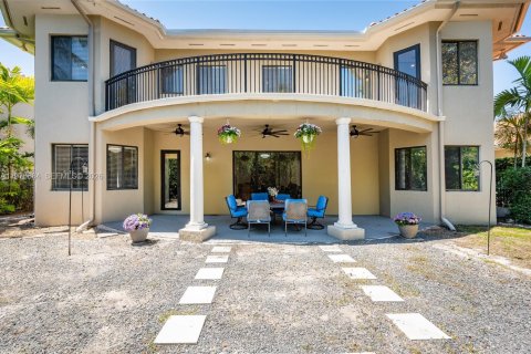 House in Cutler Bay, Florida 5 bedrooms, 438.22 sq.m. № 2244258 - photo 16
