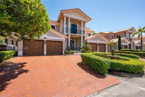 House in Cutler Bay, Florida 5 bedrooms, 438.22 sq.m. № 2244258 - photo 5