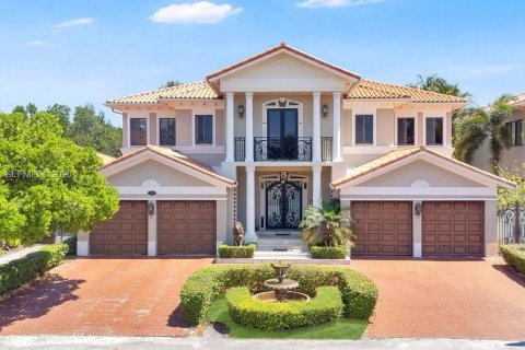 House in Cutler Bay, Florida 5 bedrooms, 438.22 sq.m. № 2244258 - photo 7