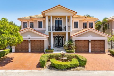 House in Cutler Bay, Florida 5 bedrooms, 438.22 sq.m. № 2244258 - photo 3