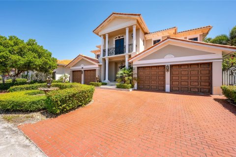 House in Cutler Bay, Florida 5 bedrooms, 438.22 sq.m. № 2244258 - photo 8