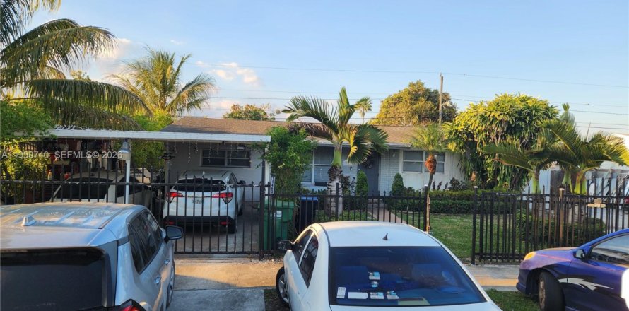 House in Homestead, Florida 3 bedrooms, 155.89 sq.m. № 2062416