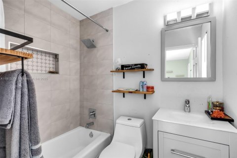 Купить виллу или дом в Майами, Флорида 3 спальни, 126.07м2, № 1971494 - фото 21