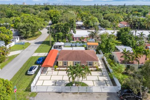 Купить виллу или дом в Майами, Флорида 3 спальни, 126.07м2, № 1971494 - фото 1