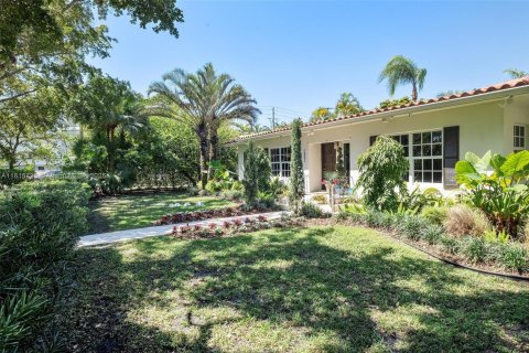 House in Coral Gables, Florida 3 bedrooms, 149.67 sq.m. № 1768215 - photo 13