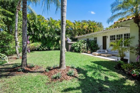 House in Coral Gables, Florida 3 bedrooms, 149.67 sq.m. № 1768215 - photo 22