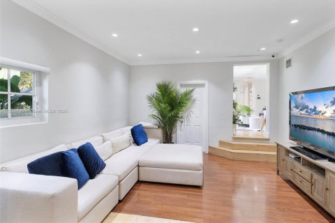 House in Coral Gables, Florida 3 bedrooms, 149.67 sq.m. № 1768215 - photo 21
