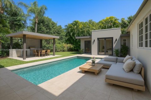 House in Coral Gables, Florida 3 bedrooms, 149.67 sq.m. № 1768215 - photo 1