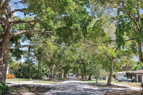House in Coral Gables, Florida 3 bedrooms, 149.67 sq.m. № 1768215 - photo 14