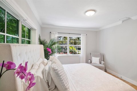 House in Coral Gables, Florida 3 bedrooms, 149.67 sq.m. № 1768215 - photo 18