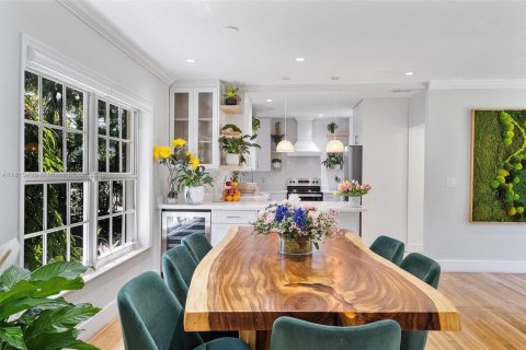 House in Coral Gables, Florida 3 bedrooms, 149.67 sq.m. № 1768215 - photo 16