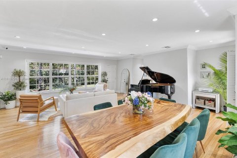 House in Coral Gables, Florida 3 bedrooms, 149.67 sq.m. № 1768215 - photo 17