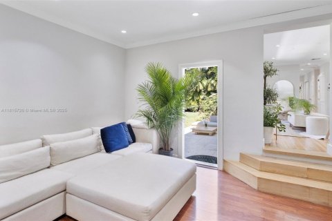 House in Coral Gables, Florida 3 bedrooms, 149.67 sq.m. № 1768215 - photo 10
