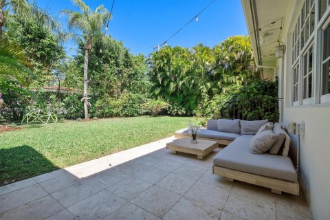 House in Coral Gables, Florida 3 bedrooms, 149.67 sq.m. № 1768215 - photo 11