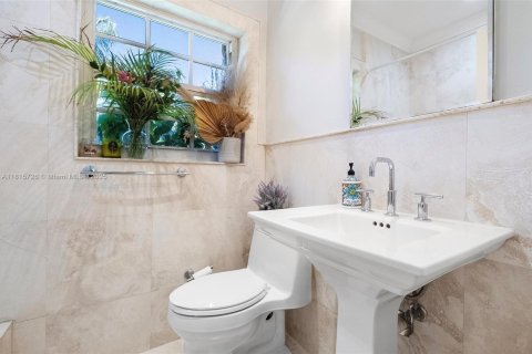 House in Coral Gables, Florida 3 bedrooms, 149.67 sq.m. № 1768215 - photo 26