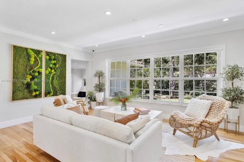 House in Coral Gables, Florida 3 bedrooms, 149.67 sq.m. № 1768215 - photo 6