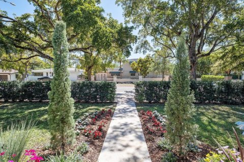 House in Coral Gables, Florida 3 bedrooms, 149.67 sq.m. № 1768215 - photo 25